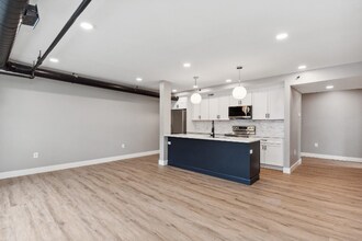 6011 Madison Rd in Cincinnati, OH - Foto de edificio - Building Photo