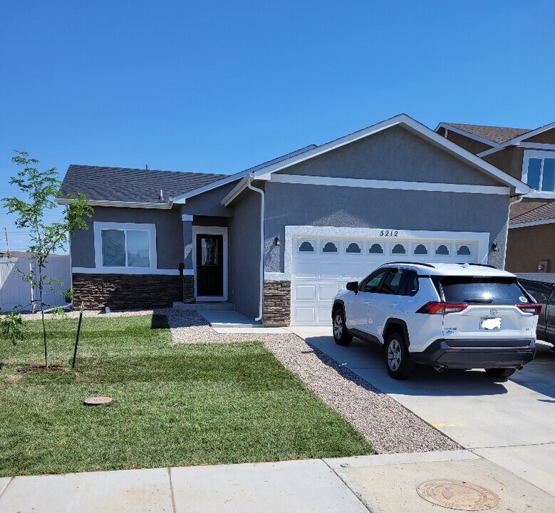 5212 Crested Hill in Pueblo, CO - Foto de edificio