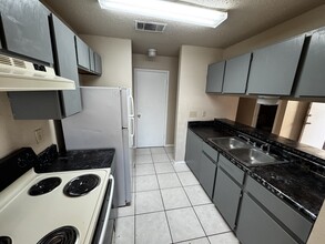 5213 Meadow Field, Unit Apt 1 in San Antonio, TX - Foto de edificio - Building Photo