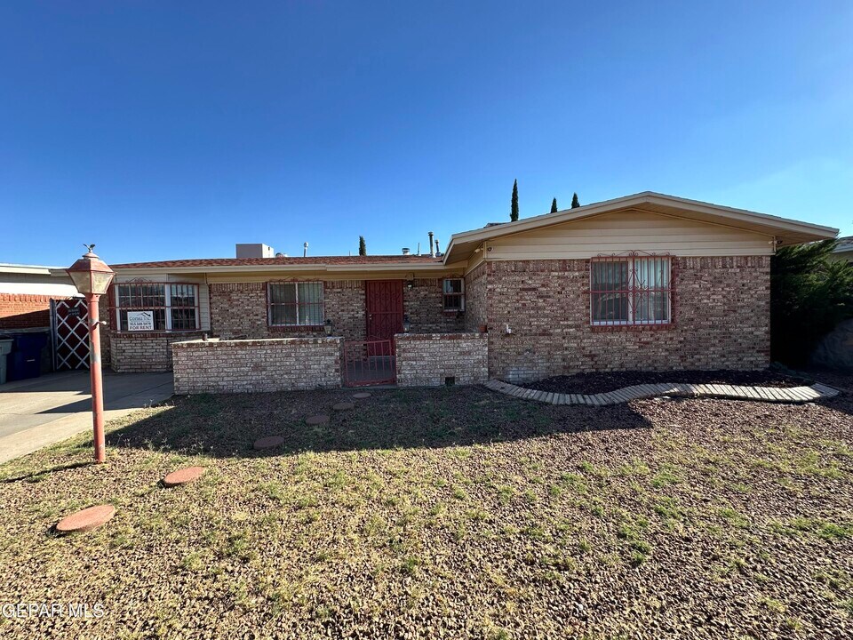 5736 Port Lavaca Dr in El Paso, TX - Building Photo