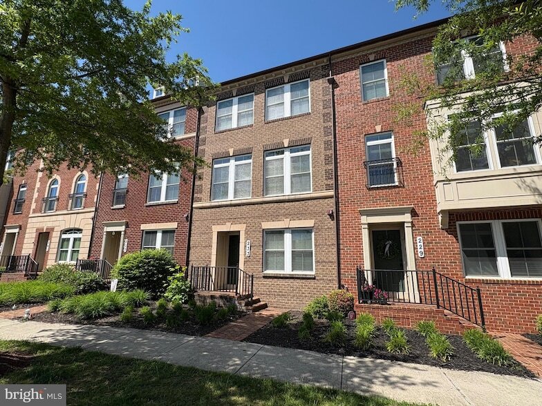 233 Parkview Ave in Gaithersburg, MD - Building Photo
