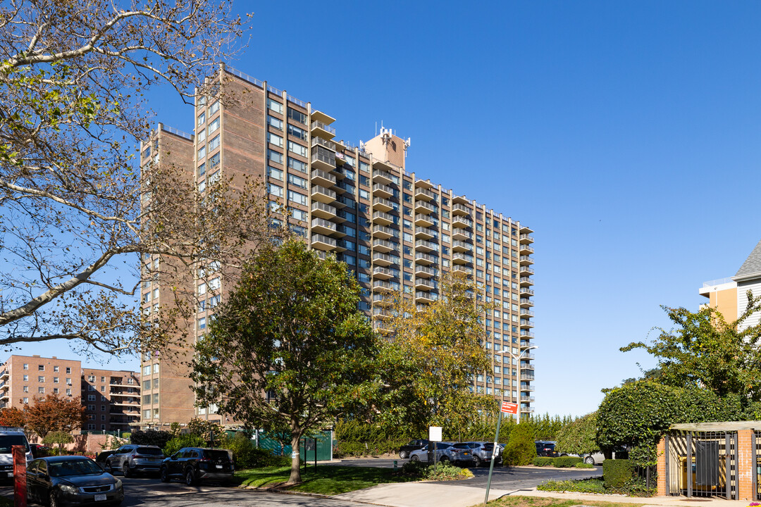 The Cryder House in Beechhurst, NY - Building Photo