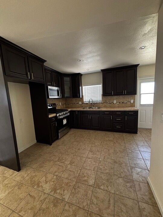 232-248 Wolff St in Oxnard, CA - Building Photo