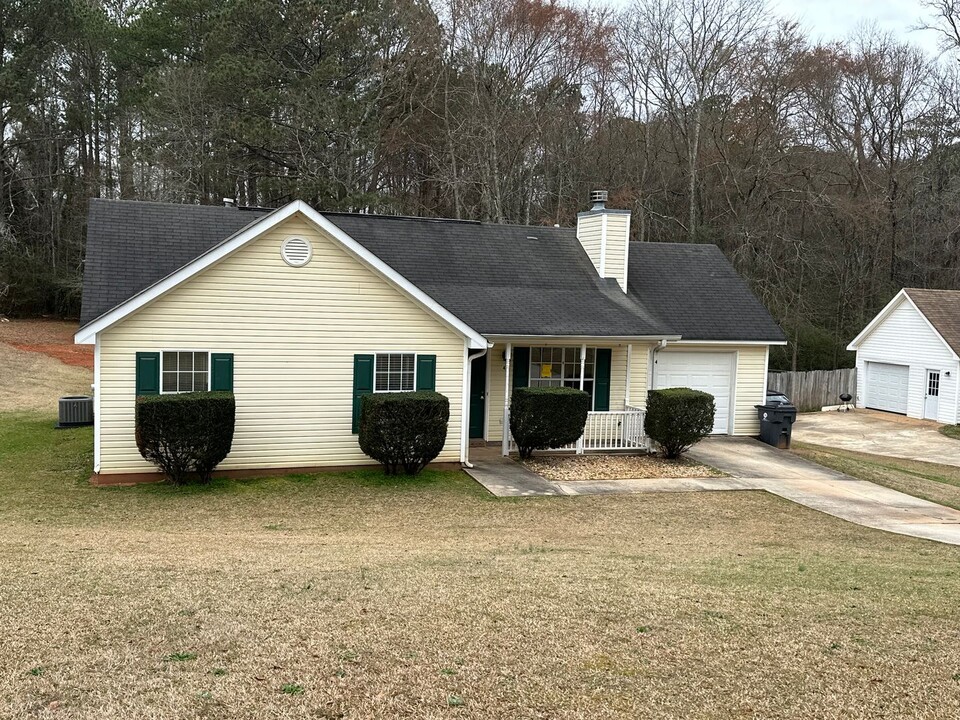 4 Priscilla Dr in Grantville, GA - Building Photo