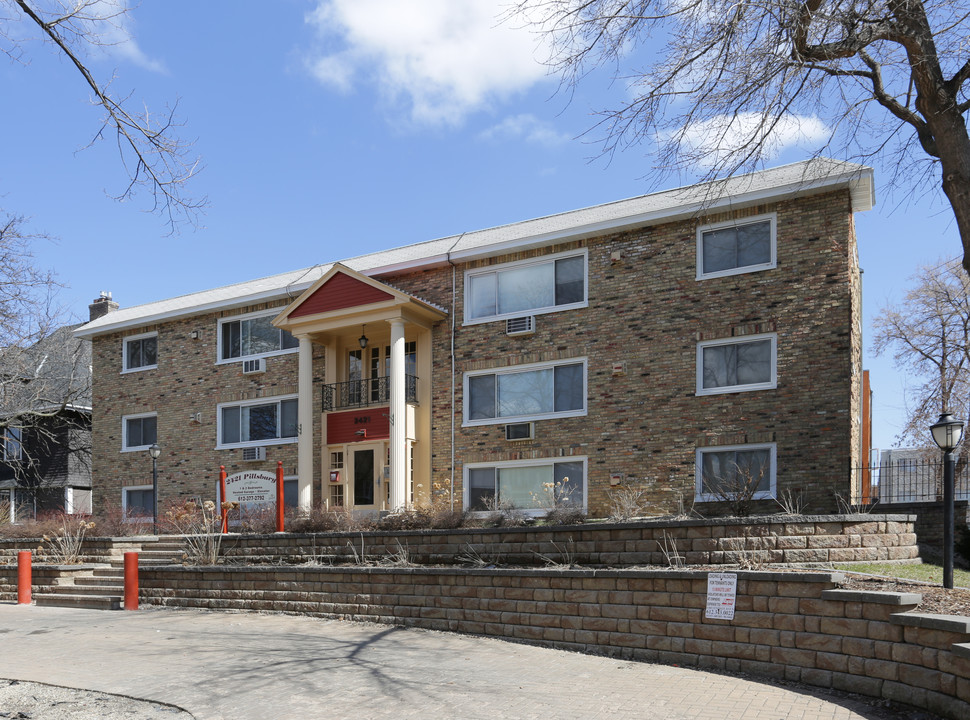 2421 Pillsbury Apartments in Minneapolis, MN - Foto de edificio