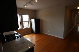 6447 N Claremont Ave, Unit 1 in Chicago, IL - Foto de edificio - Building Photo