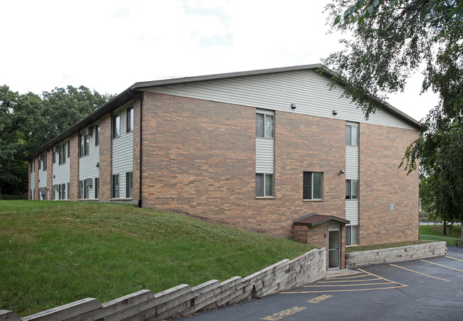 Campus Ridge in St. Cloud, MN - Building Photo - Building Photo