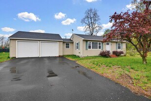 8 Danville Rd in Plaistow, NH - Building Photo