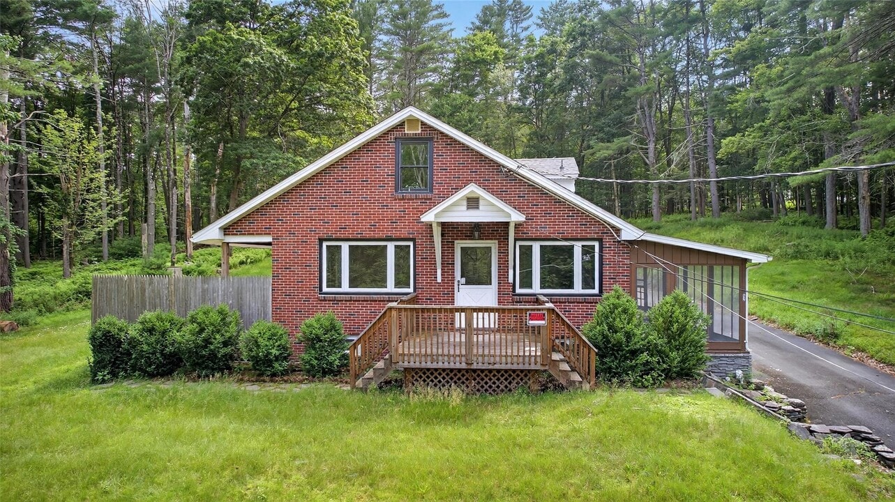 52 Luxton Lake Rd in Narrowsburg, NY - Building Photo
