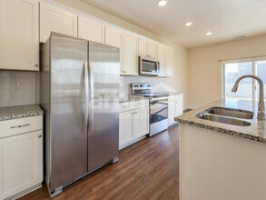 1247 E Meadow Ranch Ln in Saratoga Springs, UT - Foto de edificio - Building Photo