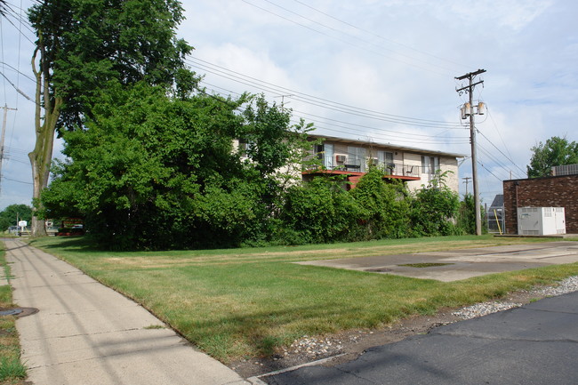 Sunset Apartments in Lansing, MI - Building Photo - Building Photo