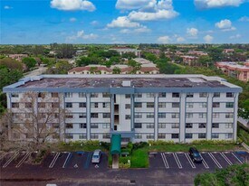 2501 Riverside Dr in Coral Springs, FL - Building Photo