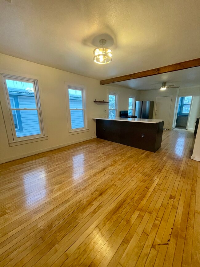 439-441 E Dover St, Unit 439 upper in Milwaukee, WI - Building Photo - Building Photo