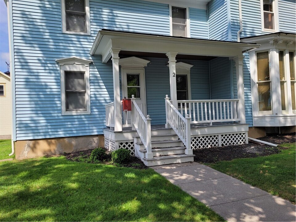 2 Woodlawn Ave in Fairport, NY - Building Photo