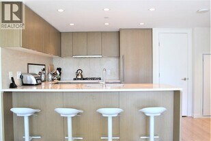 125 E 14th St in North Vancouver, BC - Building Photo