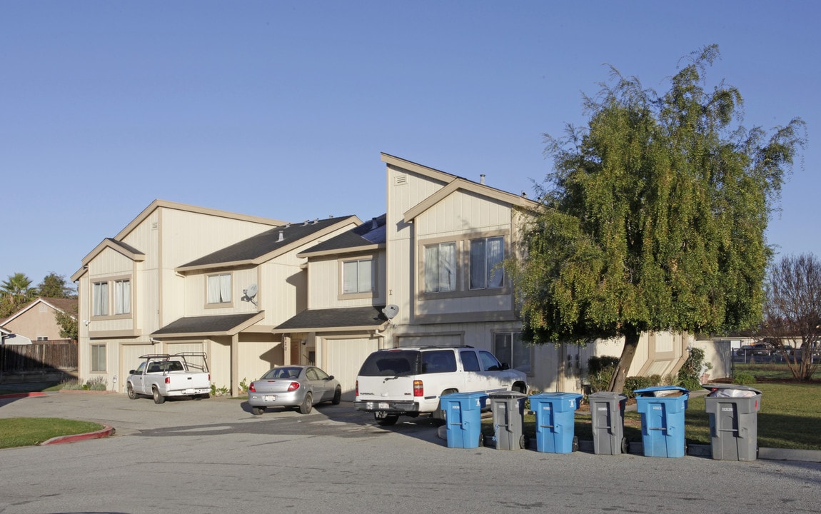 820 Memorial Dr in Hollister, CA - Foto de edificio