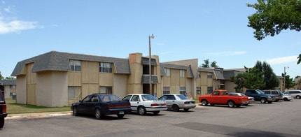 Oakridge Village Apartments in Oklahoma City, OK - Building Photo - Building Photo