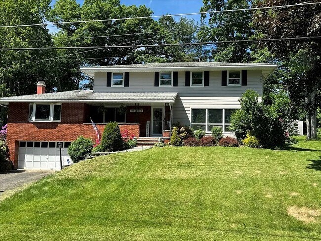 7 Exeter Dr in Endicott, NY - Building Photo - Building Photo