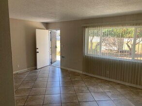 13103 Kornblum Ave. in Hawthorne, CA - Foto de edificio - Building Photo