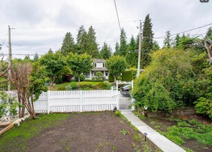 1819 Inglewood Ave in West Vancouver, BC - Building Photo - Building Photo