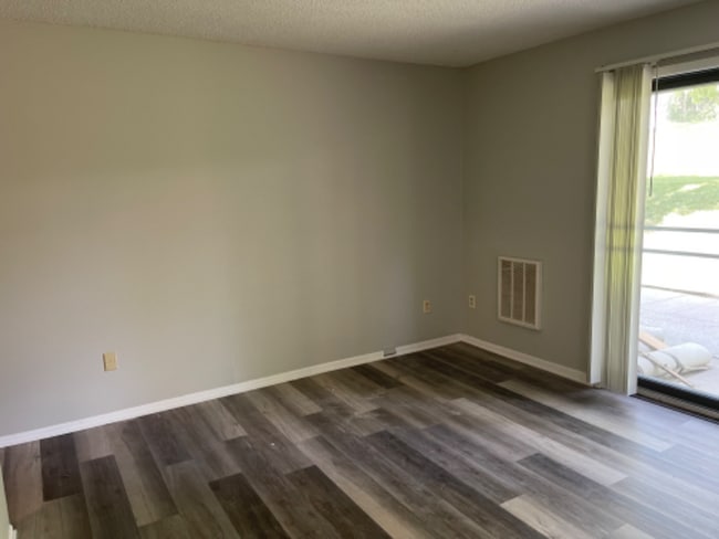 1831 Fuller Rd, Unit 9 in West Des Moines, IA - Foto de edificio - Building Photo