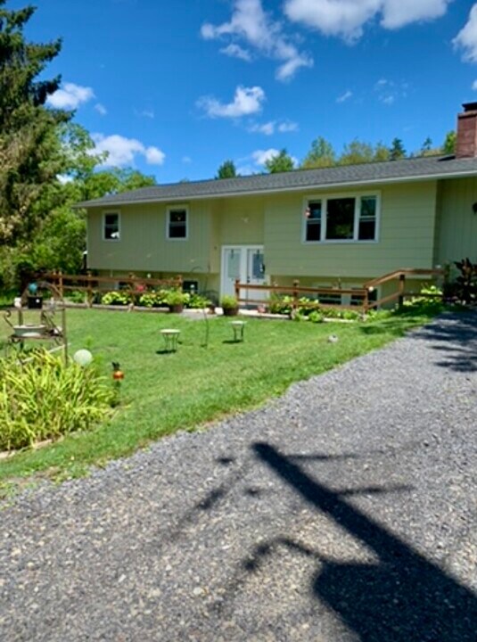 467 Troy Rd, Unit Apartment 1 in Ithaca, NY - Building Photo