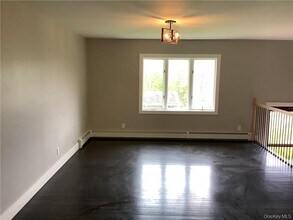 19 Mountain View Dr in Woodbury, NY - Building Photo - Building Photo