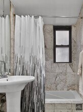 210 E 47th St in New York, NY - Building Photo - Building Photo