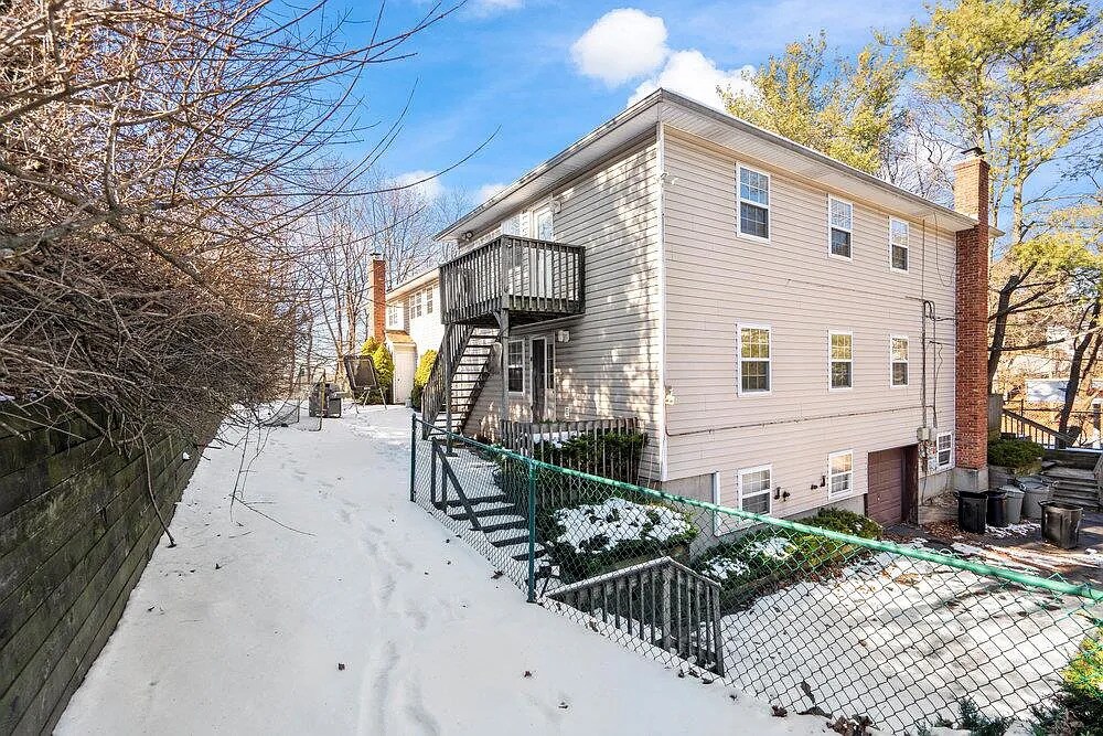 12 Greenlawn Rd in Huntington, NY - Building Photo