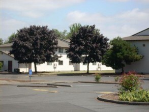 Silverpark Apartments in Salem, OR - Building Photo - Building Photo