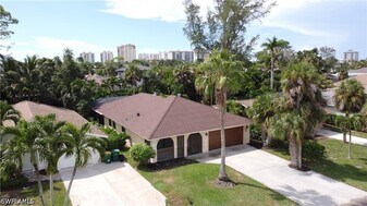 552 97th Ave N in Naples, FL - Building Photo