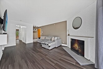 7050 Newport Dr in Woodridge, IL - Building Photo - Building Photo
