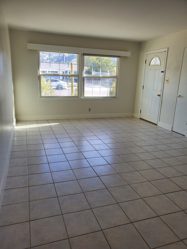 6283 Marsha Ave in Simi Valley, CA - Foto de edificio - Building Photo