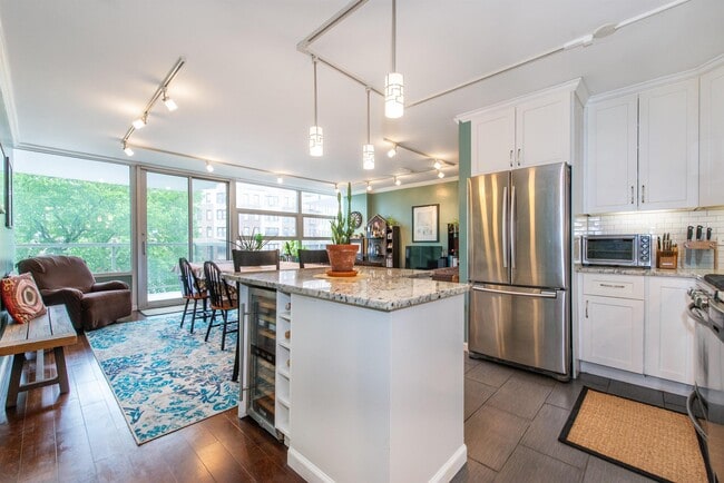 6050 JFK Blvd E in West New York, NJ - Building Photo - Building Photo