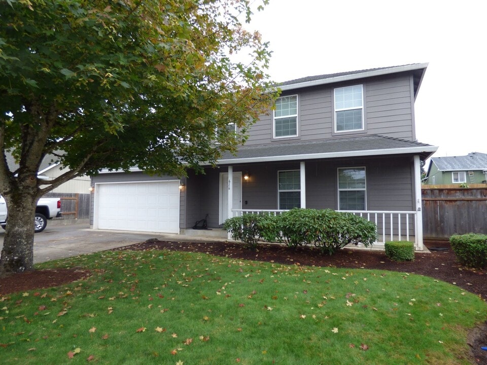 616 Wildflower Dr in Stayton, OR - Building Photo