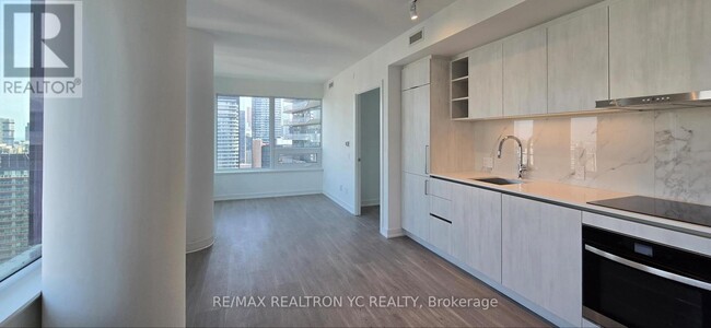 8-3518 Wellesley St W