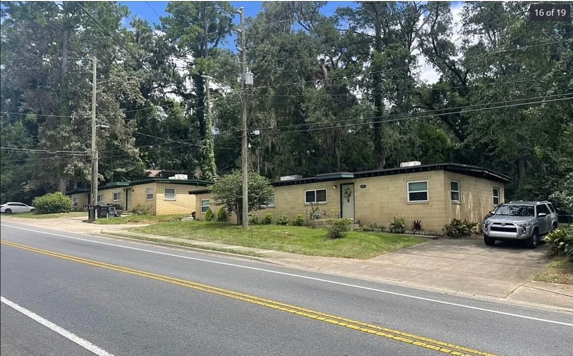 831 White Dr, Unit 837 in Tallahassee, FL - Foto de edificio