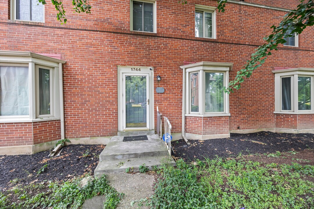 1744 E Broad St in Columbus, OH - Building Photo