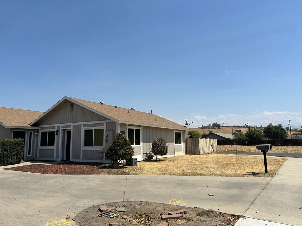 900 La Vida Ln in Porterville, CA - Building Photo