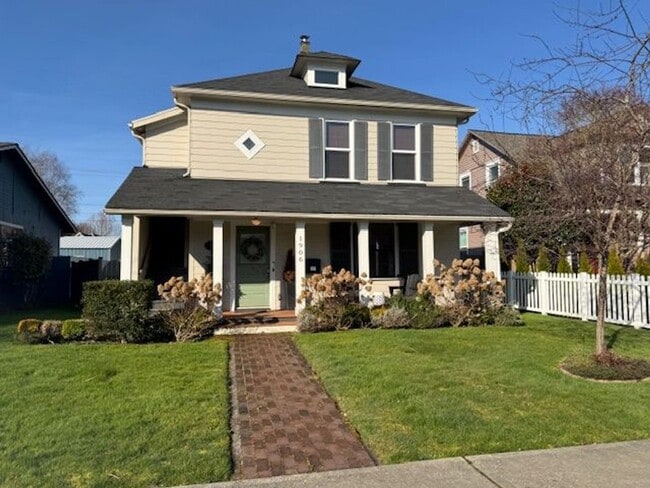 property at 1906 Hoyt Ave