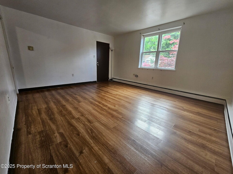 240 Grove St in Clarks Summit, PA - Building Photo