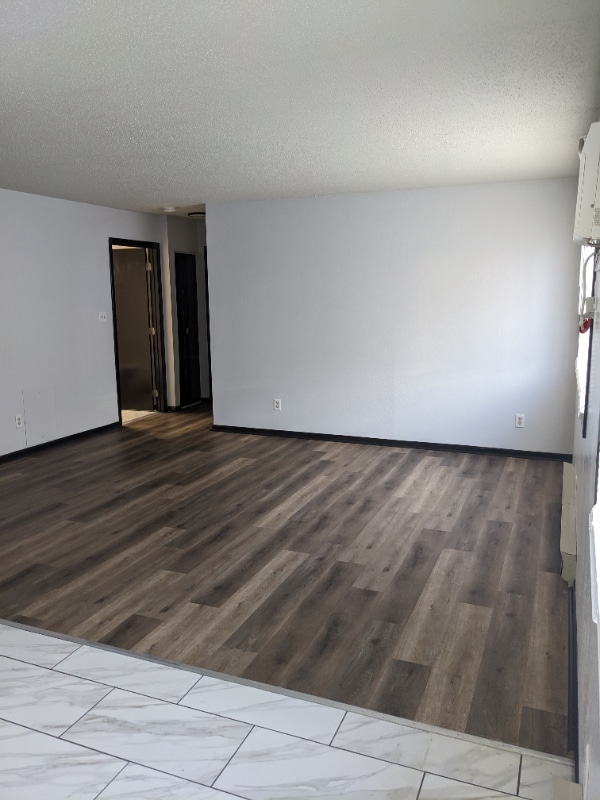 300 Hopp Ave, Unit LOWER in Nicollet, MN - Foto de edificio - Building Photo