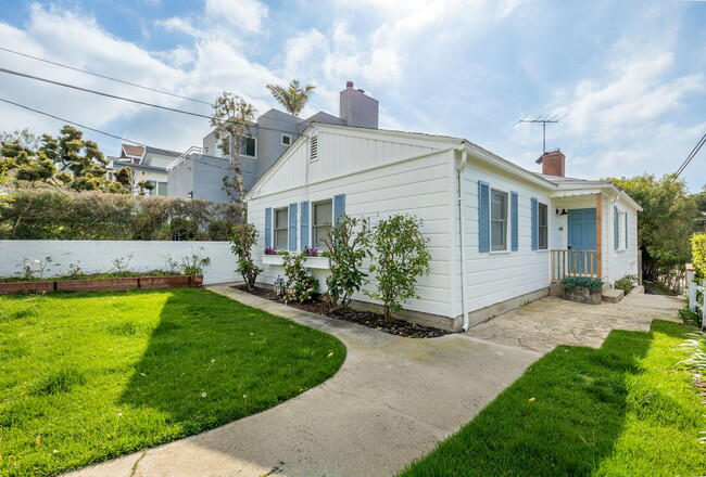 2440 Ardmore Ave in Hermosa Beach, CA - Foto de edificio - Building Photo