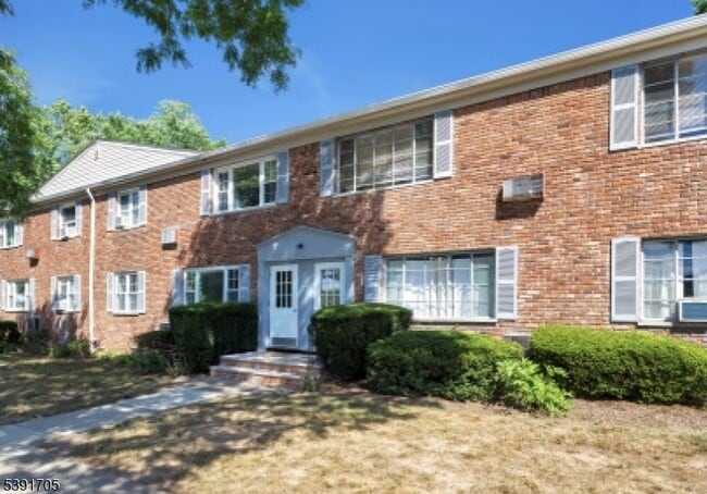 17 Wedgewood Dr in Verona, NJ - Building Photo - Building Photo