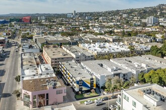 711 N. Sweetzer Ave in Los Angeles, CA - Foto de edificio - Building Photo