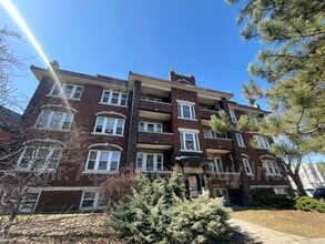 2 Balsam Ave S in Hamilton, ON - Building Photo - Building Photo