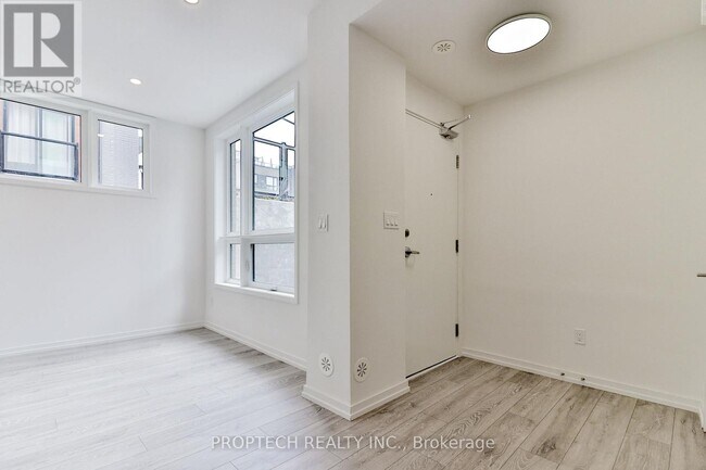 16 Lytham Grn Cir in Newmarket, ON - Building Photo - Building Photo