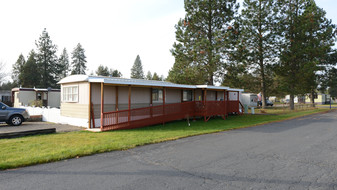 Eloika Pines Mobile Home Park in Elk, WA - Foto de edificio - Building Photo