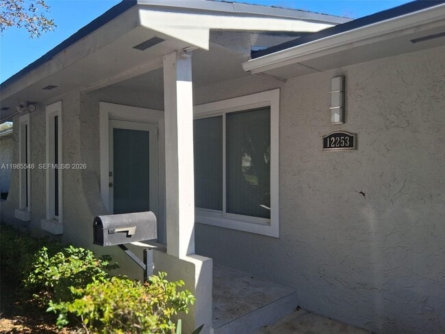 12251 SW 82nd Ave in Pinecrest, FL - Building Photo - Building Photo