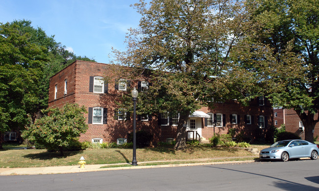 1100 N Kennebec St in Arlington, VA - Foto de edificio - Building Photo